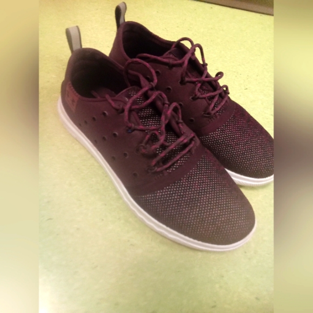 UNDER ARMOUR TENNIS SHOES